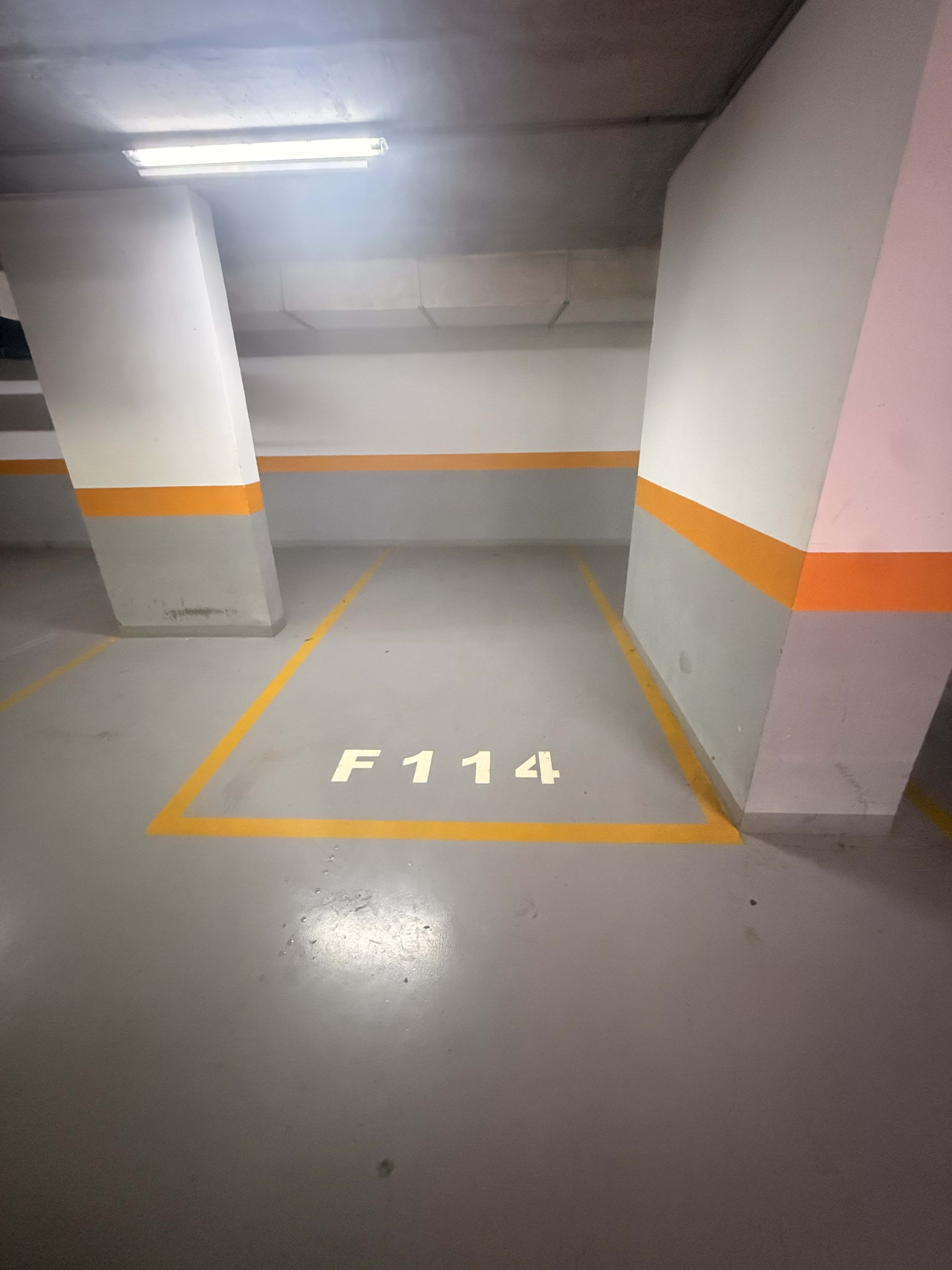Place de parking F114