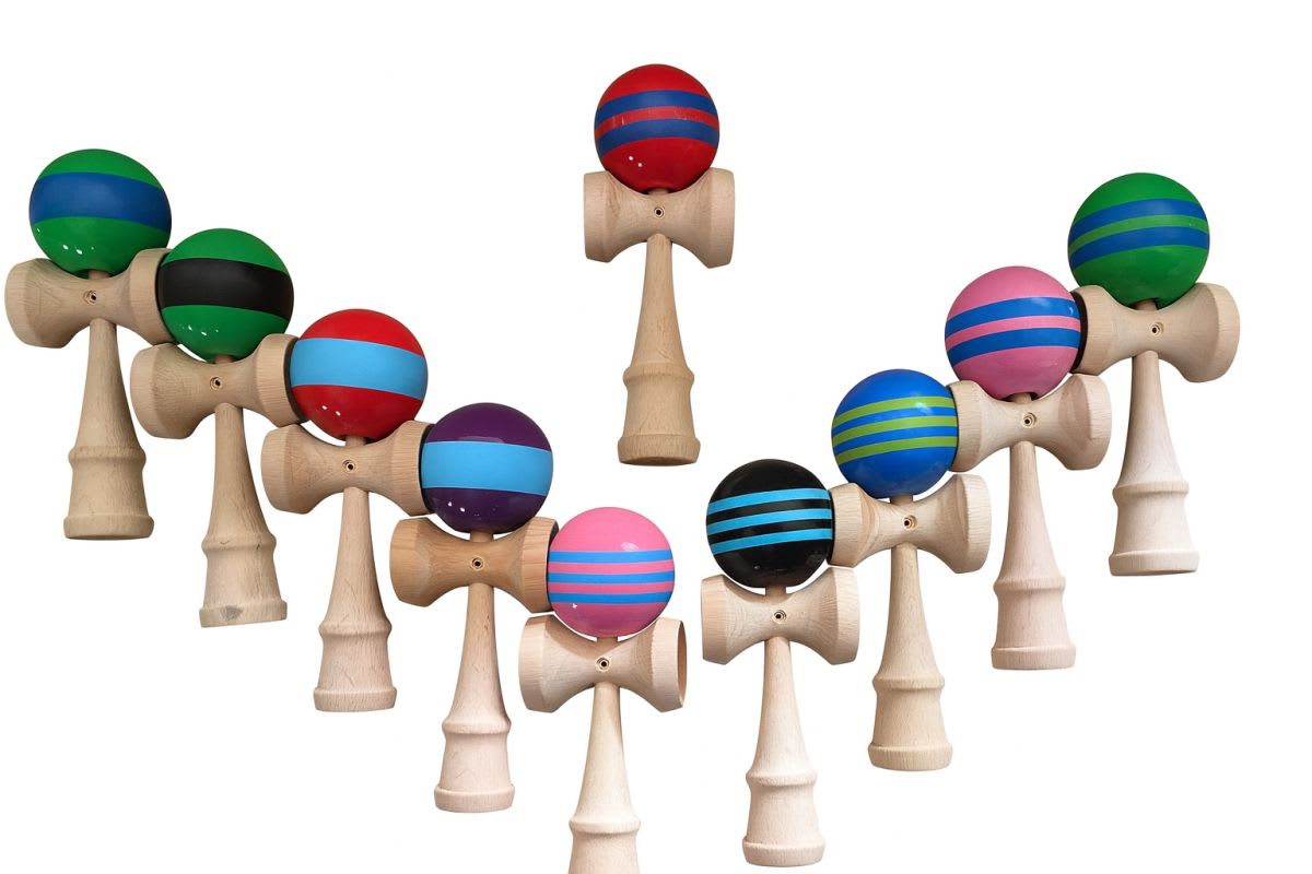 Kendama 18 cm din Lemn cu Bila Lucioasa Dungata