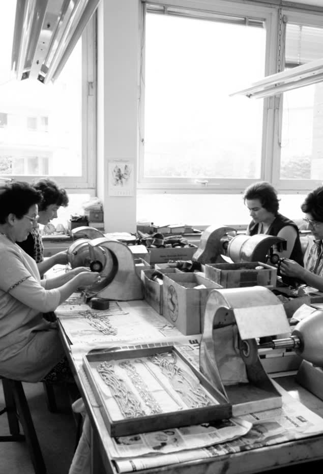 Poliererinnen in der historischen Werkstatt