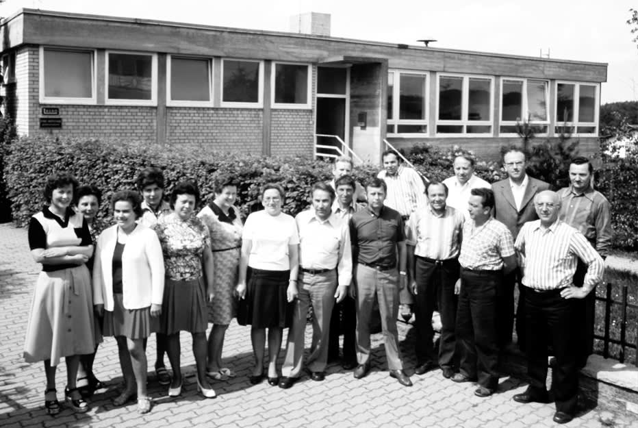 Belegschaft vor dem neuen Firmengebäude in der Höhenstraße