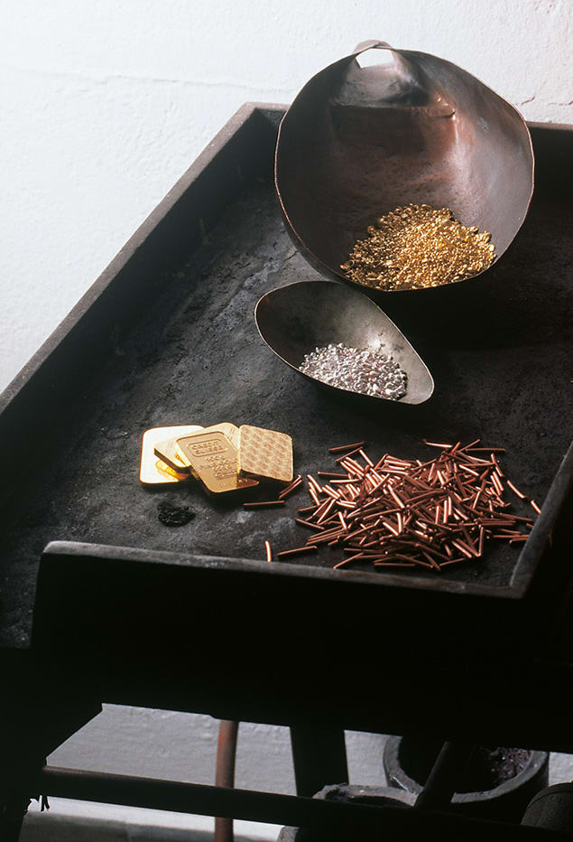 Traditionelle Goldschmiedearbeit in der Manufaktur