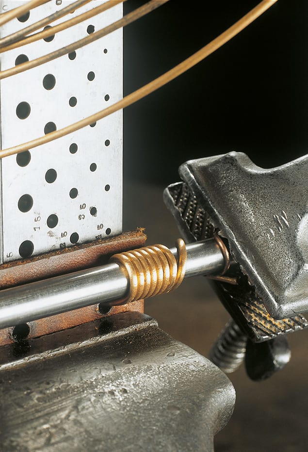 Goldschmied bei der präzisen Handarbeit