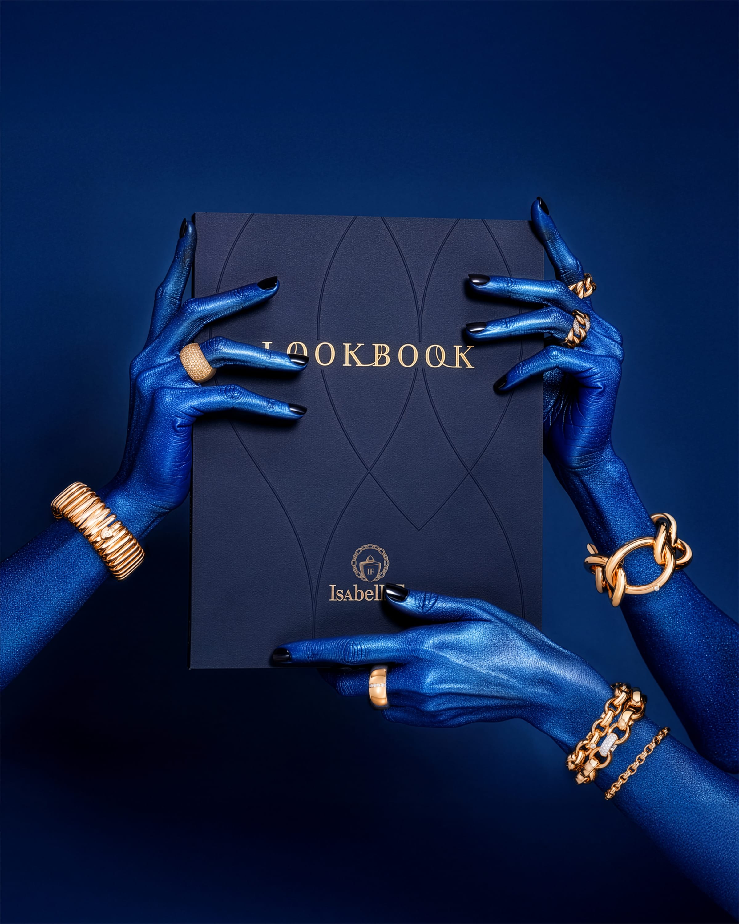 Hände in Blau halten das LookBook