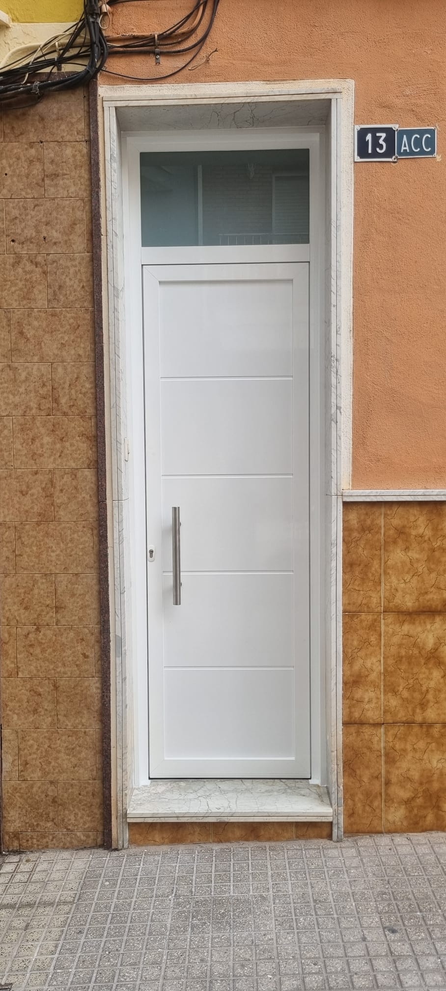 Puerta de entrada de aluminio blanco con diseño minimalista en Alicante