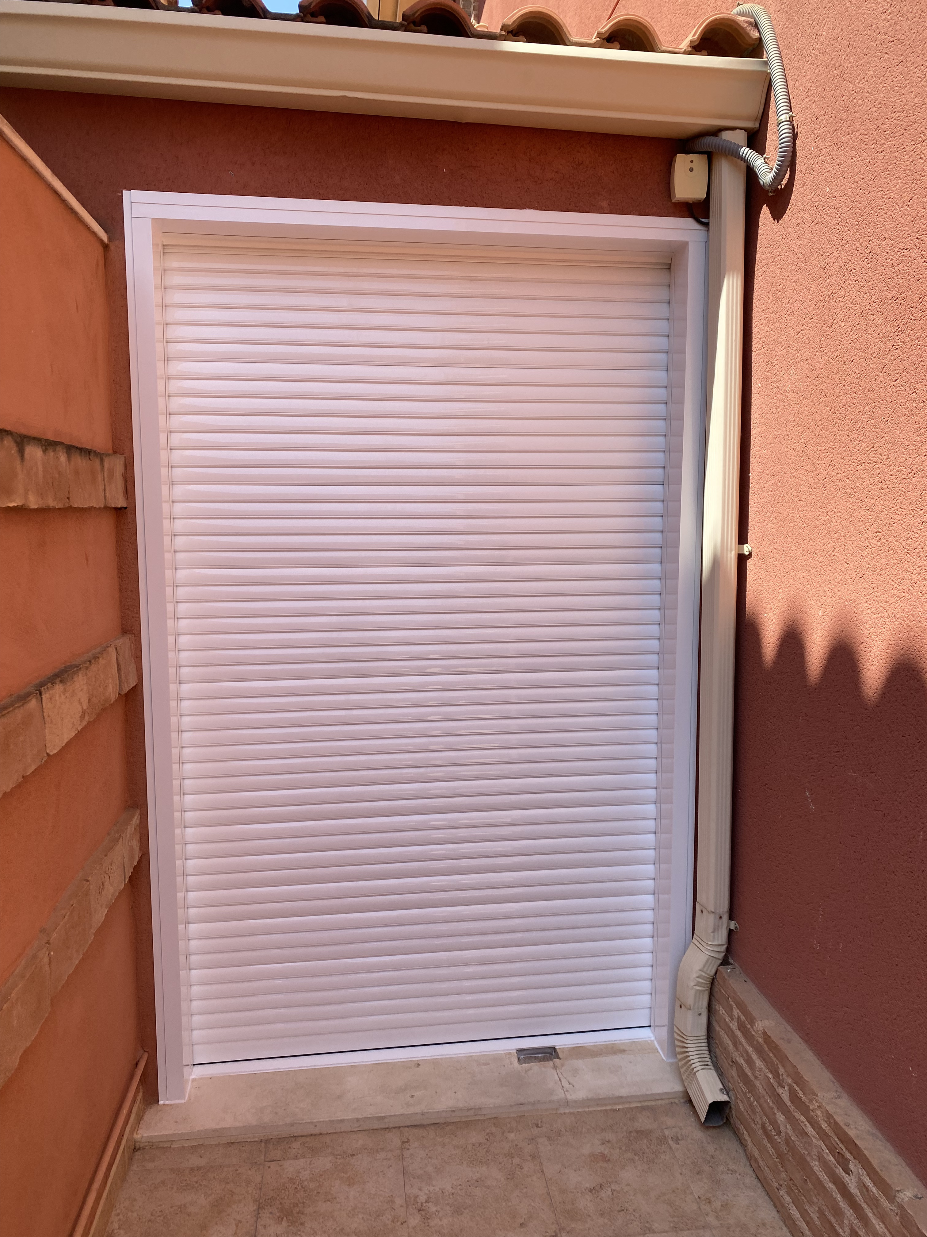 Instalación de persiana de seguridad de aluminio en Alicante
