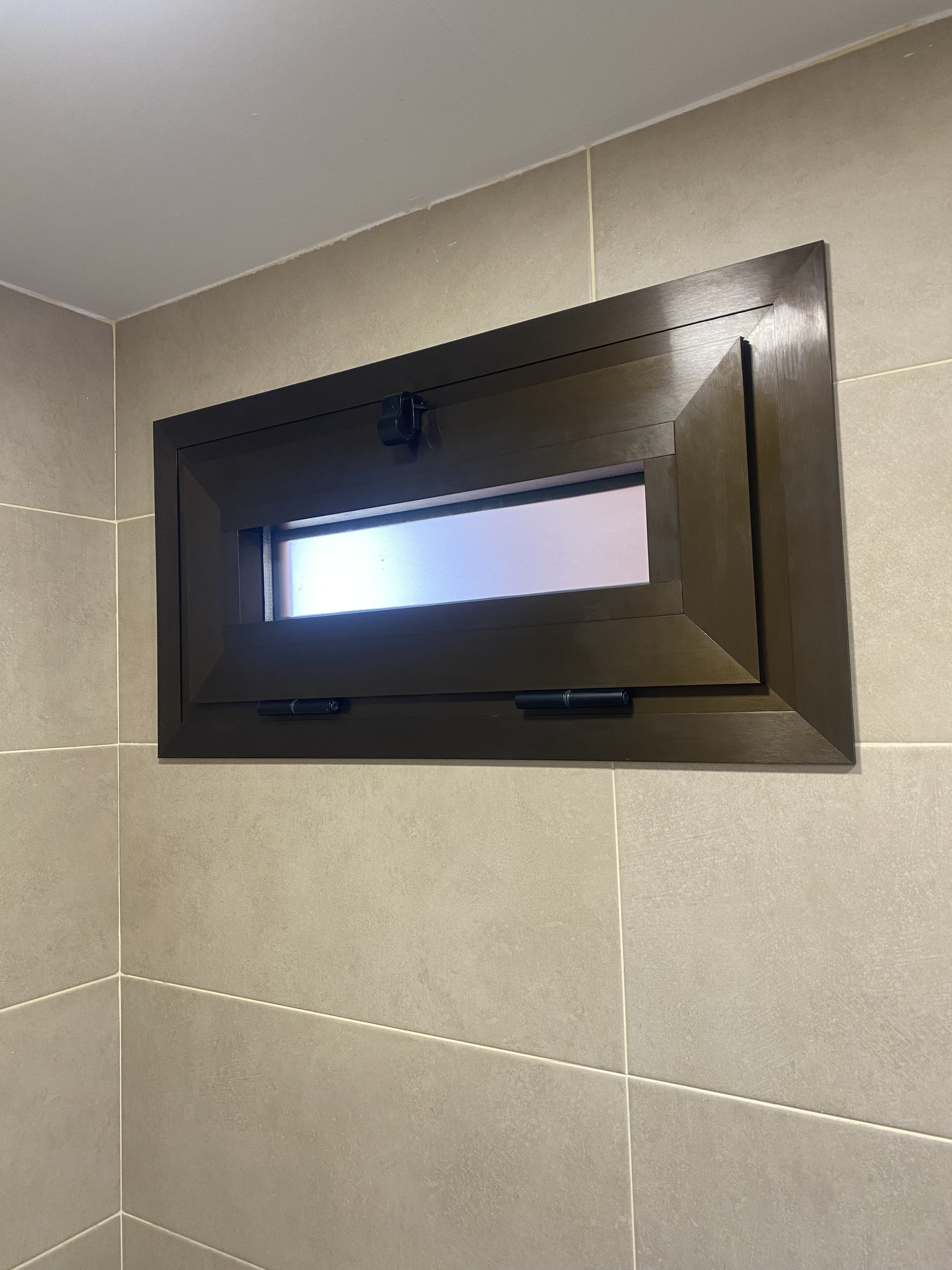 Ventanas aluminio baños resistentes humedad