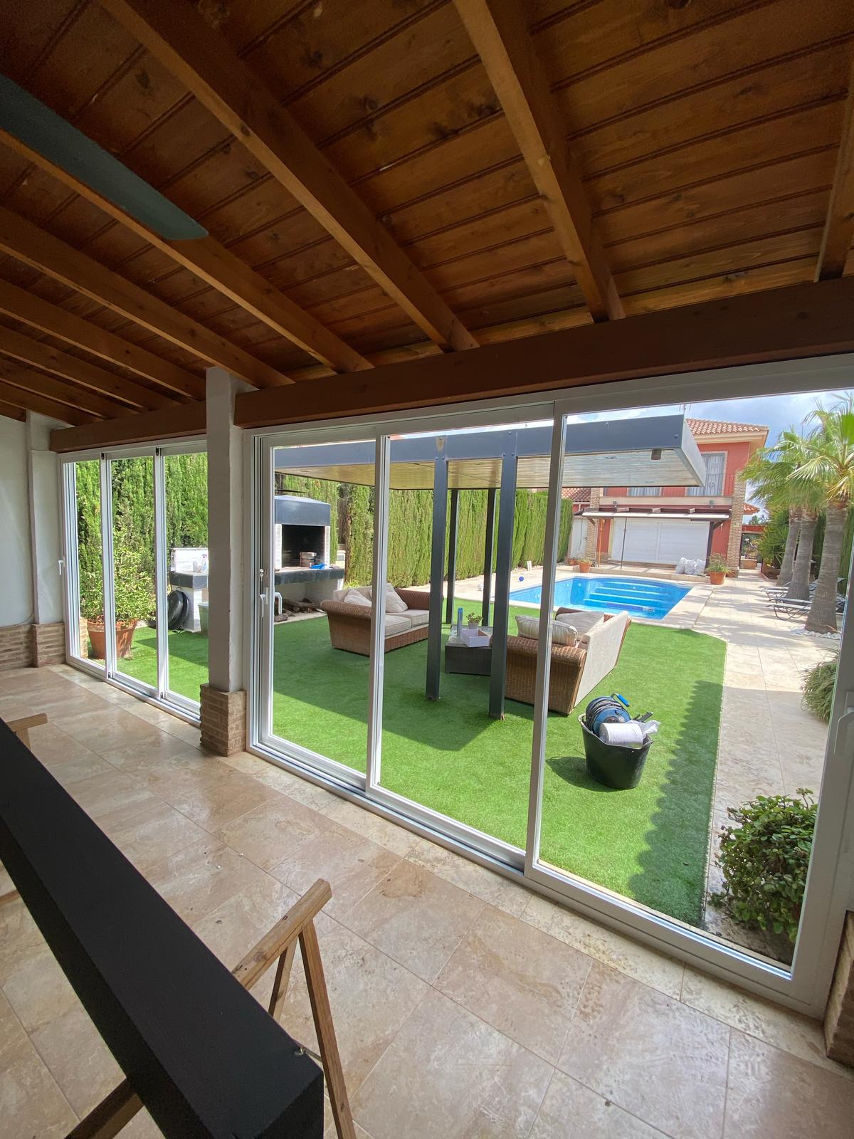 Correderas de aluminio: la solución más práctica para tu patio o terraza