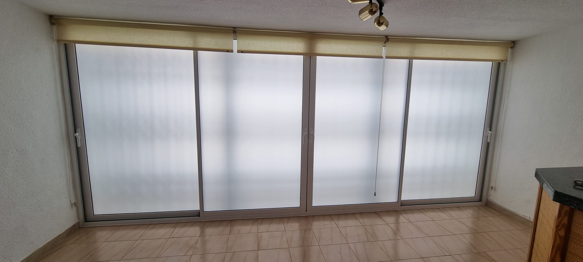 Correderas de aluminio con vidrio traslúcido en Aspe