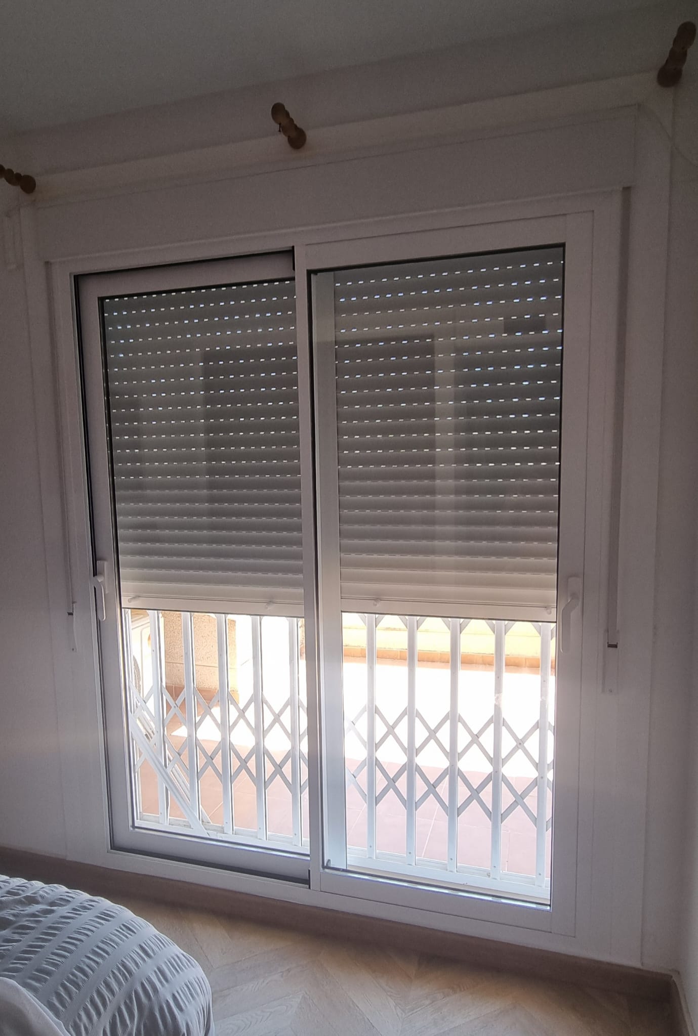 Corredera de aluminio con persiana y reja de seguridad en Alenda Golf