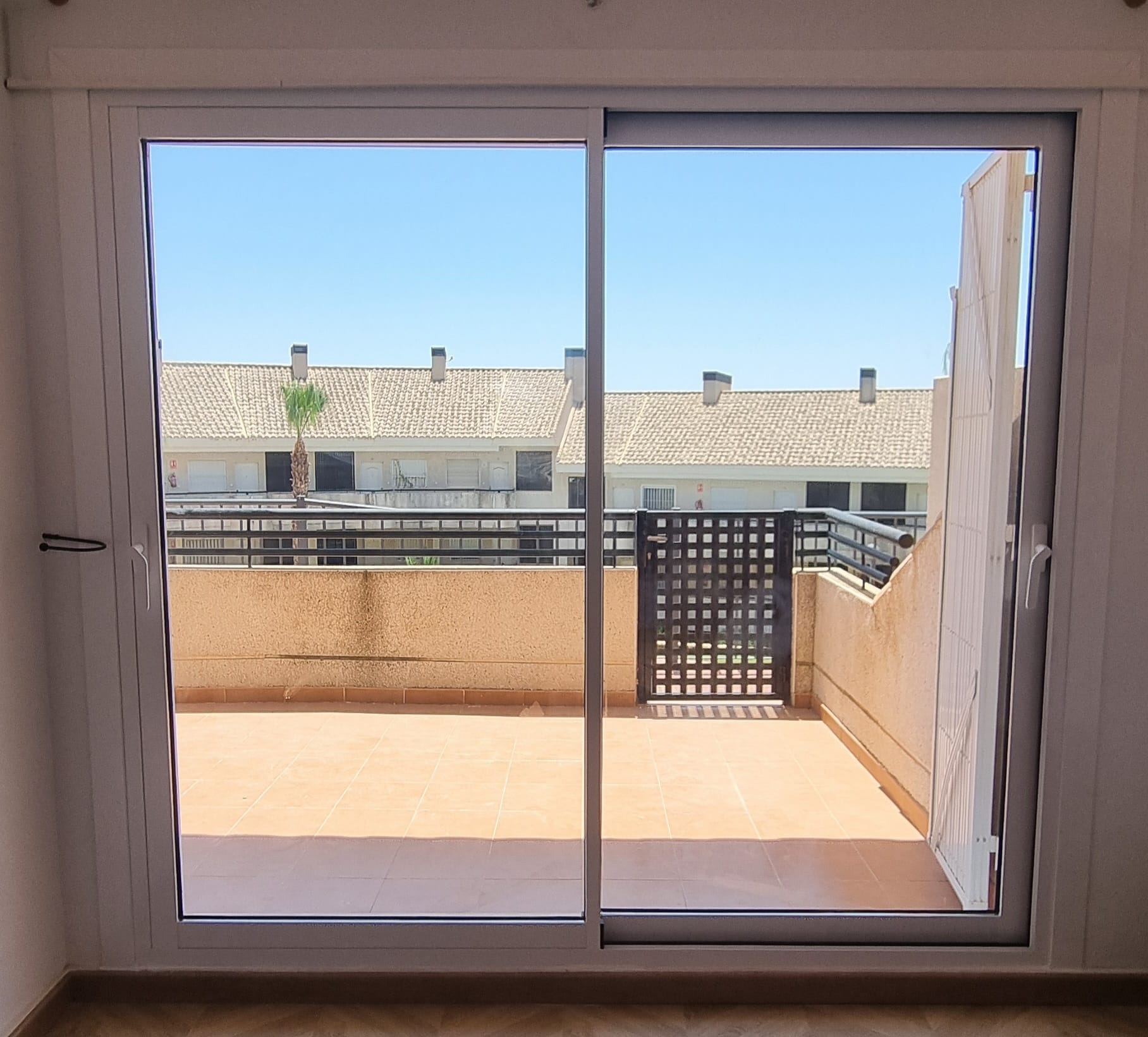 Corredera de aluminio en vivienda de Alenda Golf