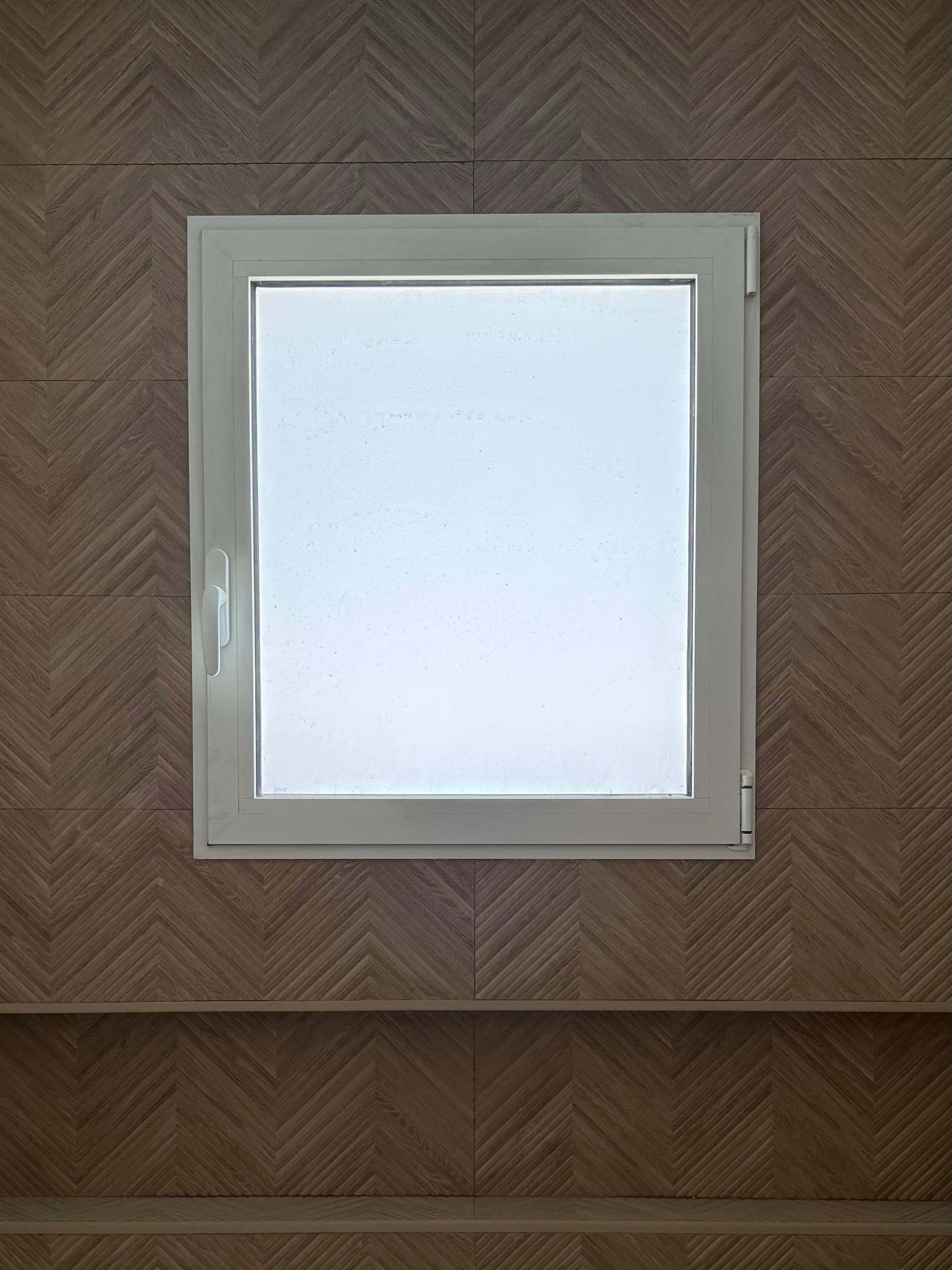 Ventana de aluminio con vidrio translúcido en baño de vivienda en Alicante