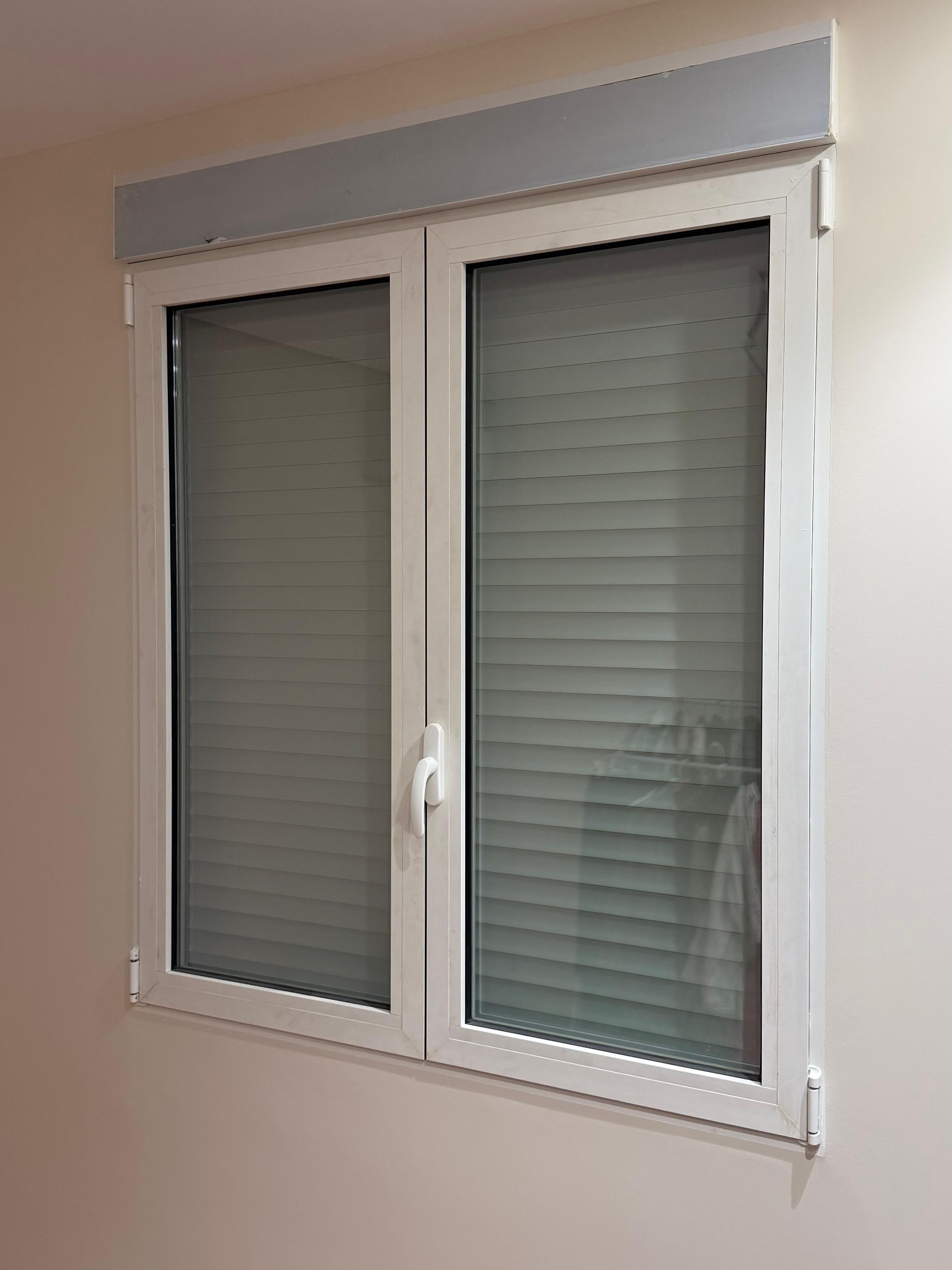 Ventana de aluminio blanco con persiana incorporada en Alicante