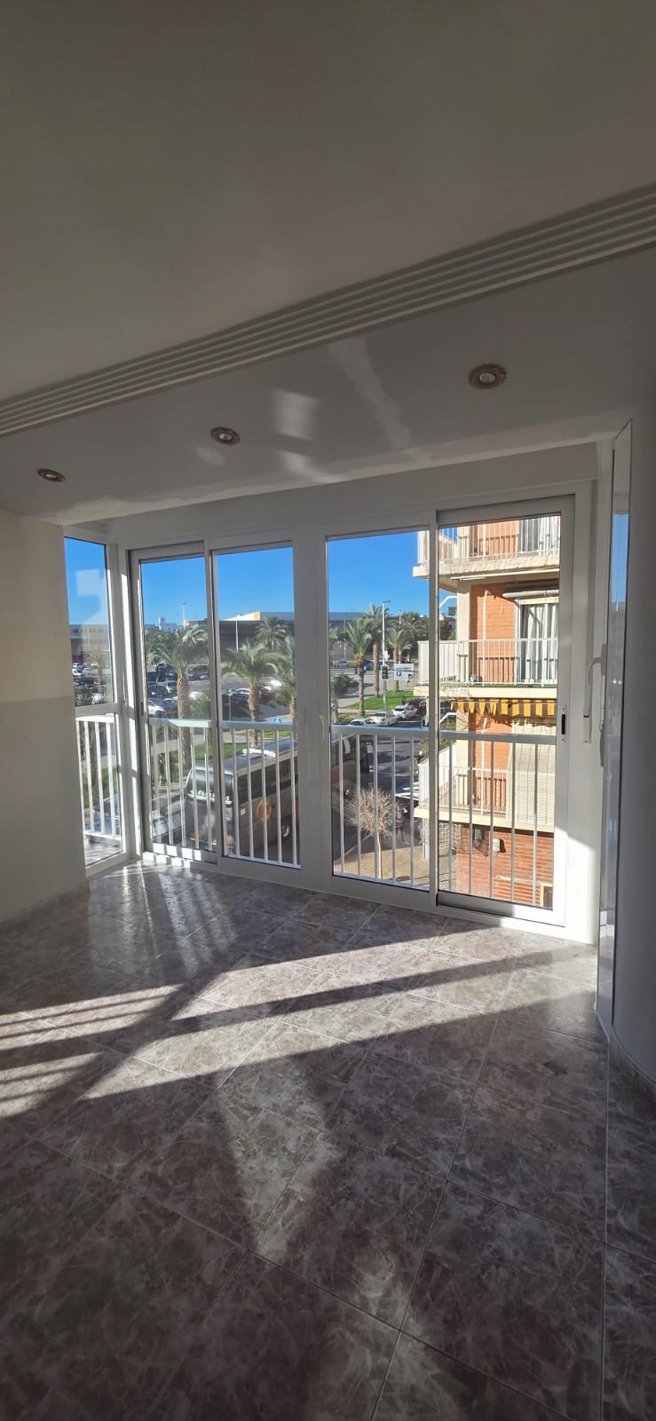 Cerramiento de terraza con aluminio y cristal en Alicante