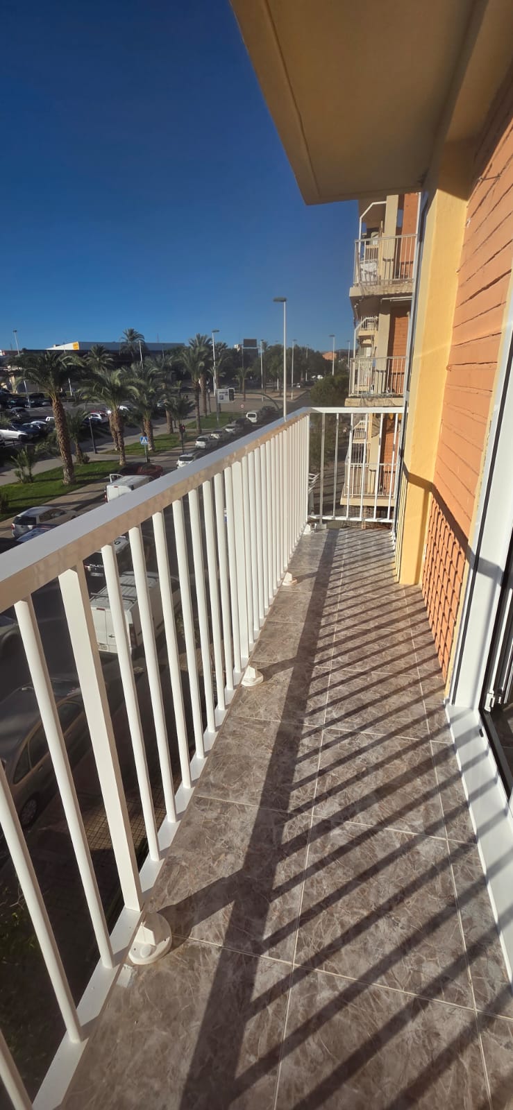 Barandillas de aluminio blancas en balcones de Alicante