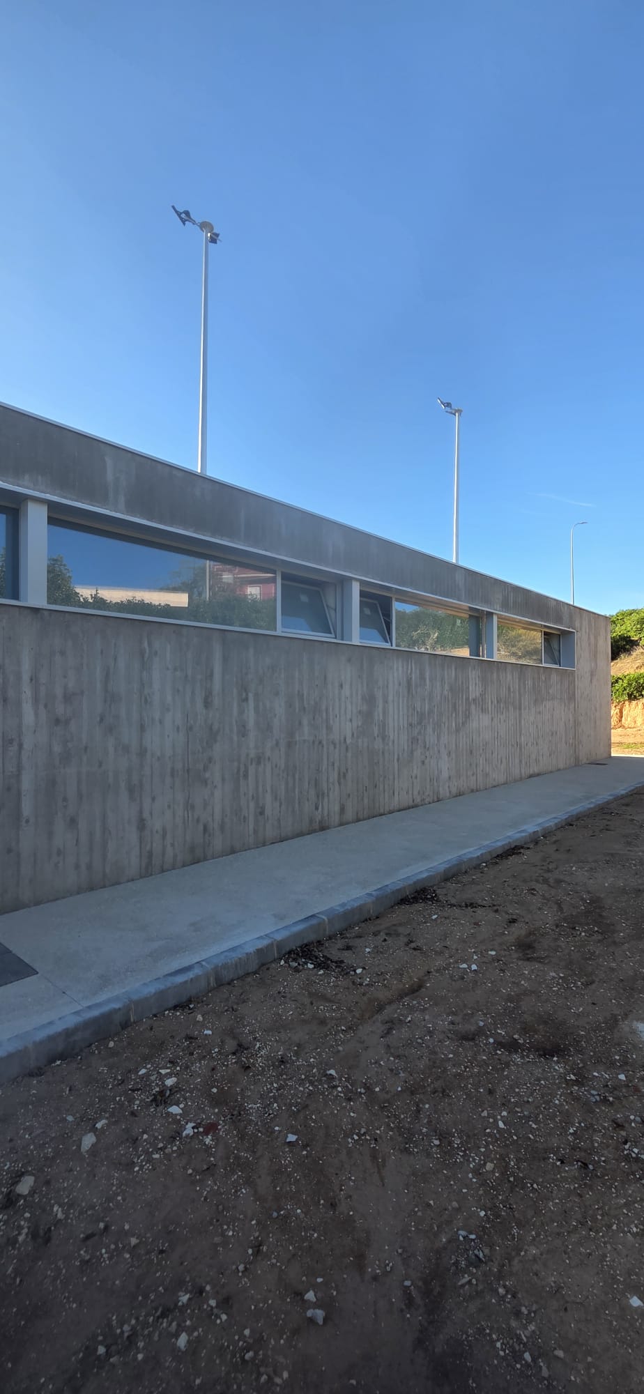 Carpintería de aluminio en el campo de fútbol de Aspe