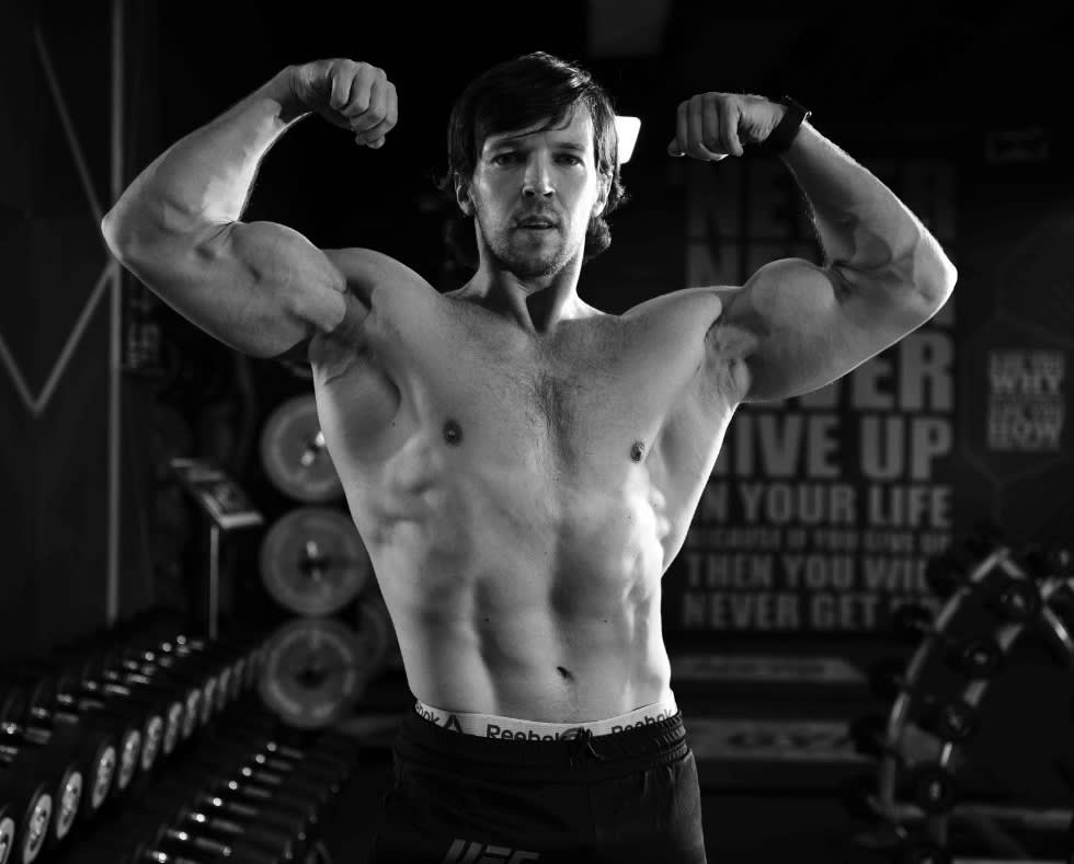 Alex Smagin gym posing