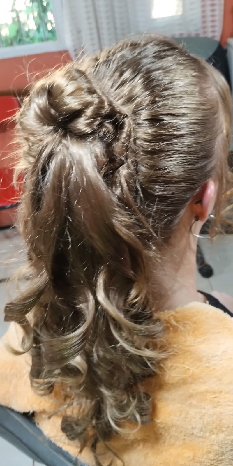 Peinado recogido lateral con trenza y ondas