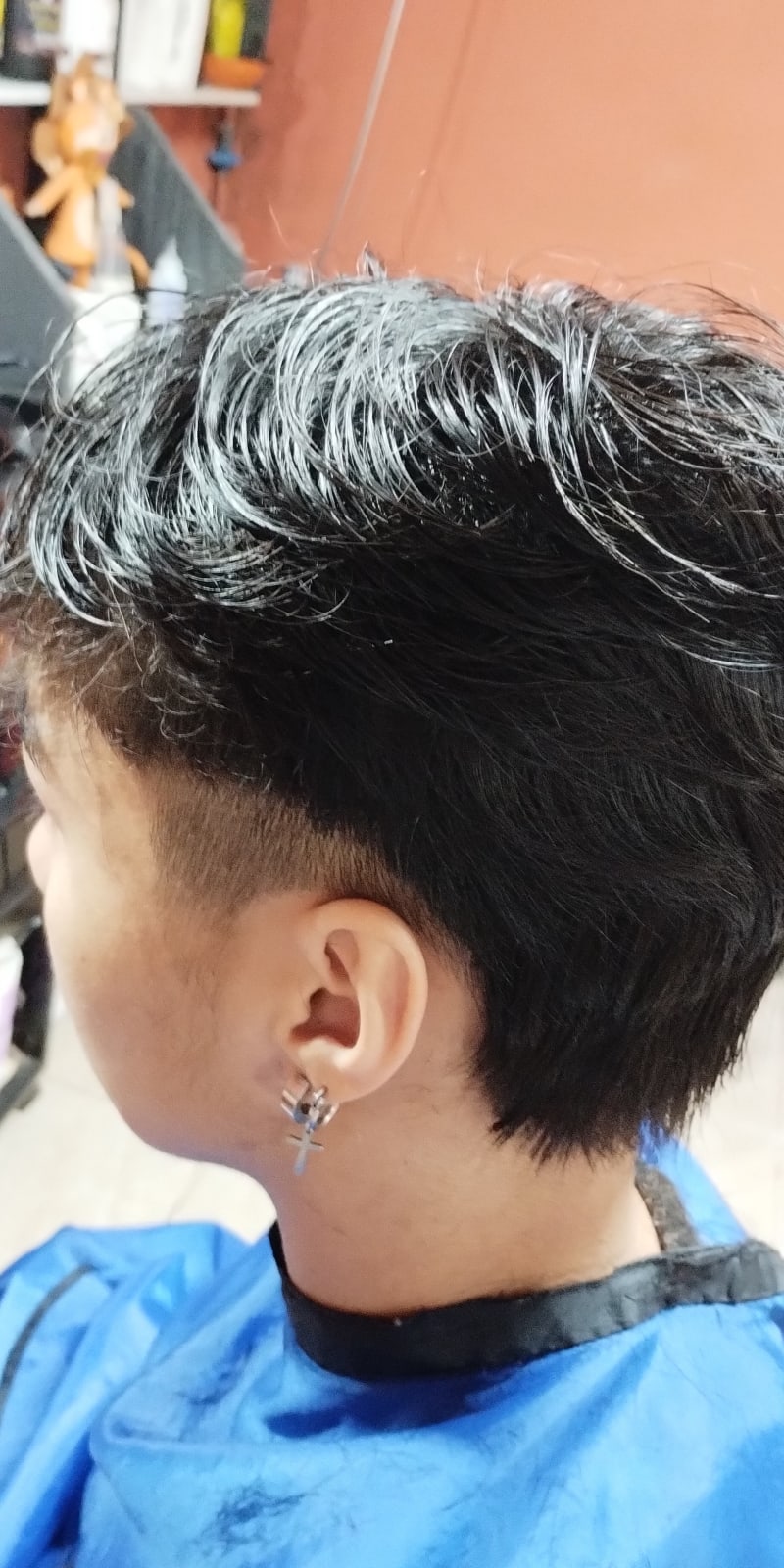 Corte masculino desvanecido lateral con textura