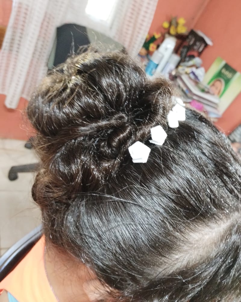 Recogido alto con trenza y accesorios blancos