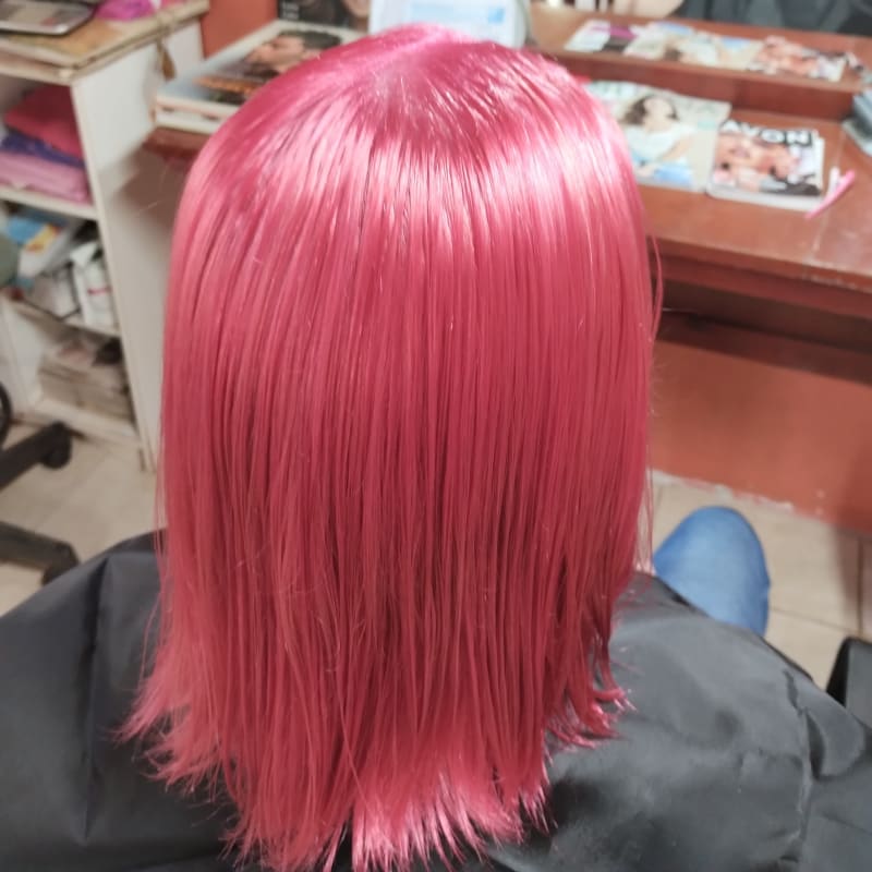 Coloración fucsia intensa en melena lisa media