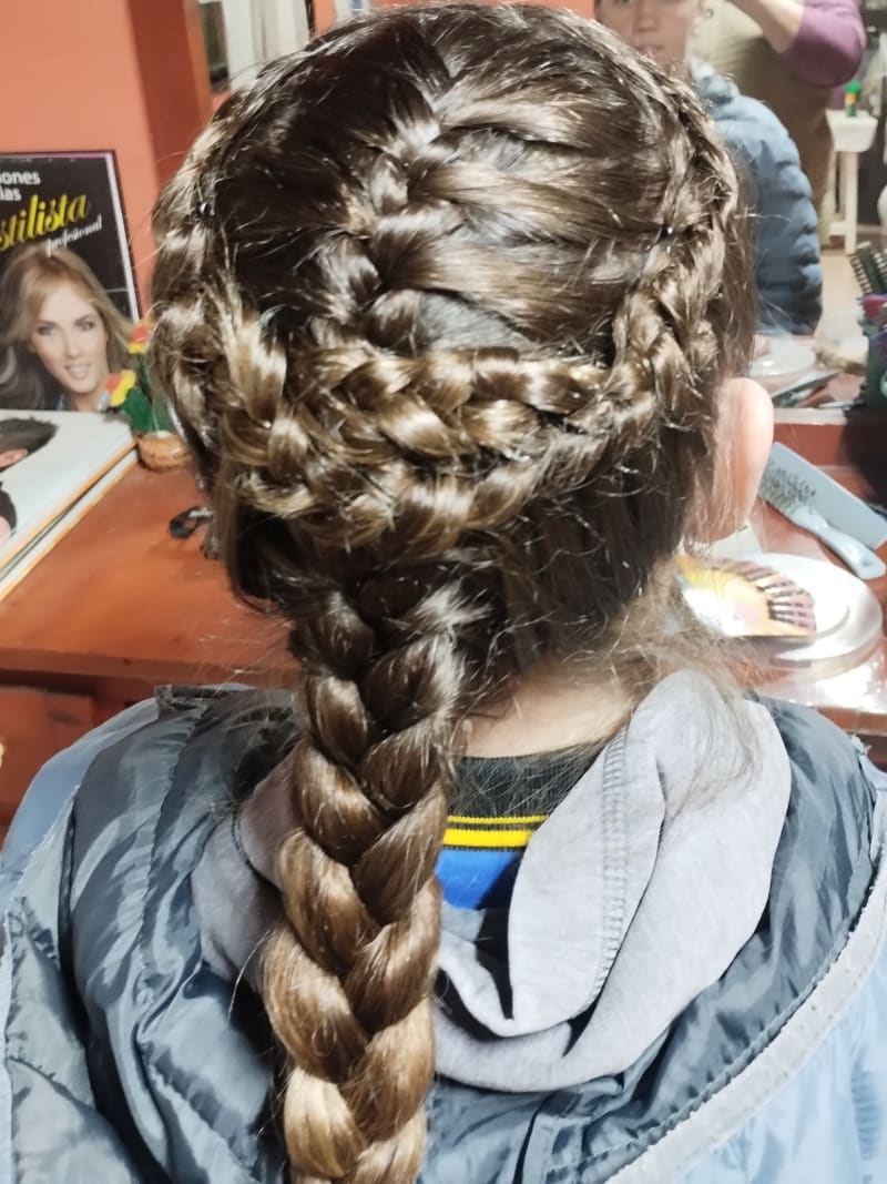 Trenzas cosidas en corona con trenza larga