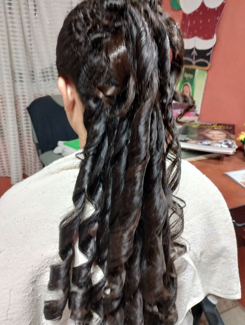 Peinado semirecogido con bucles definidos largos