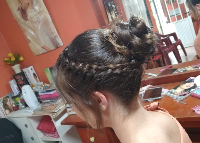 Moño alto con trenza lateral envolvente