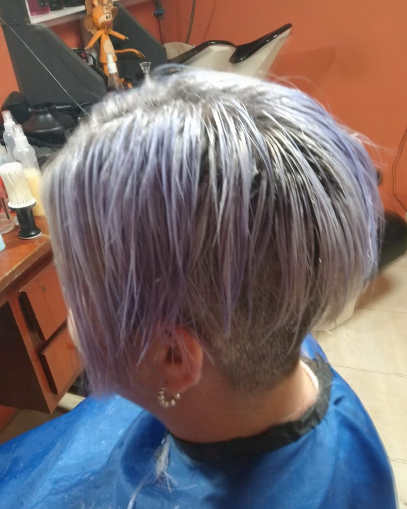 Corte pixie largo con undercut y color plata