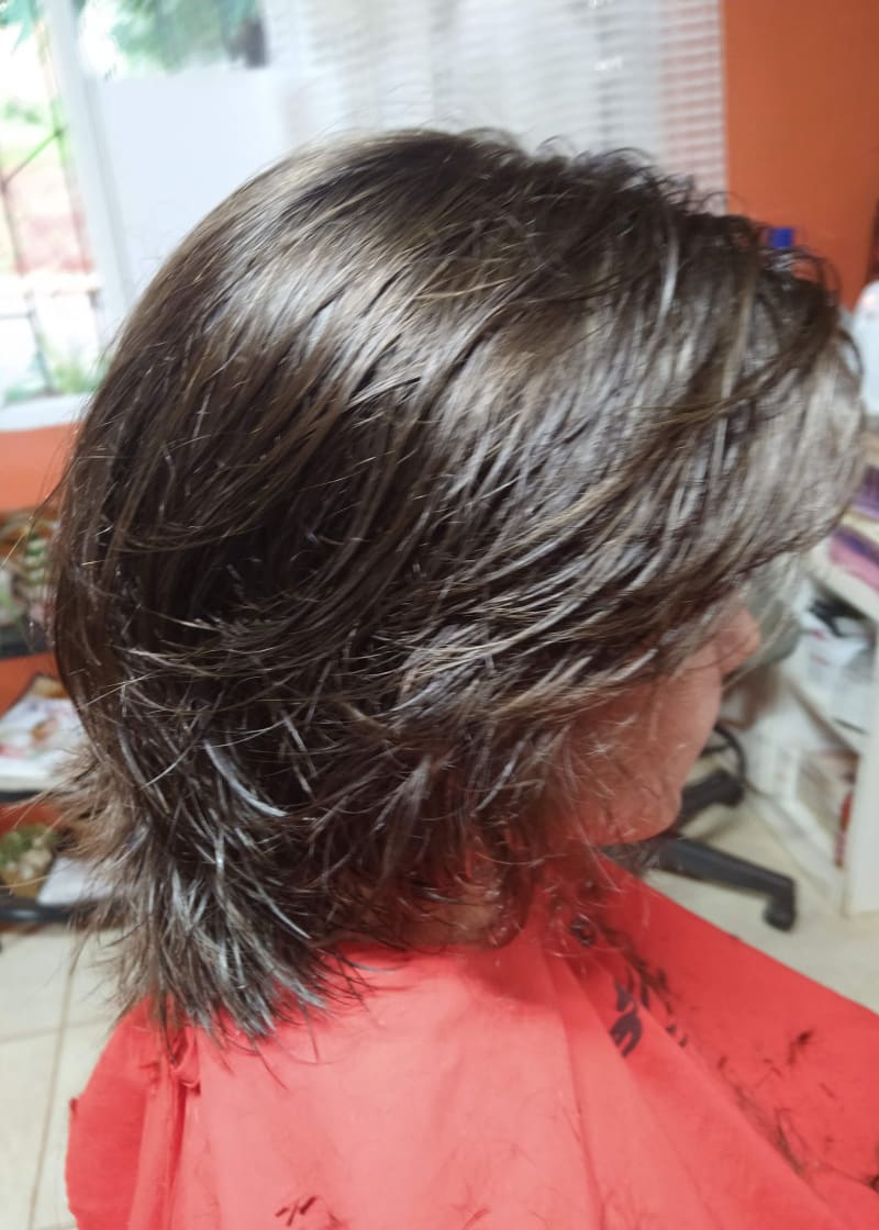 Corte en capas texturizadas en melena media