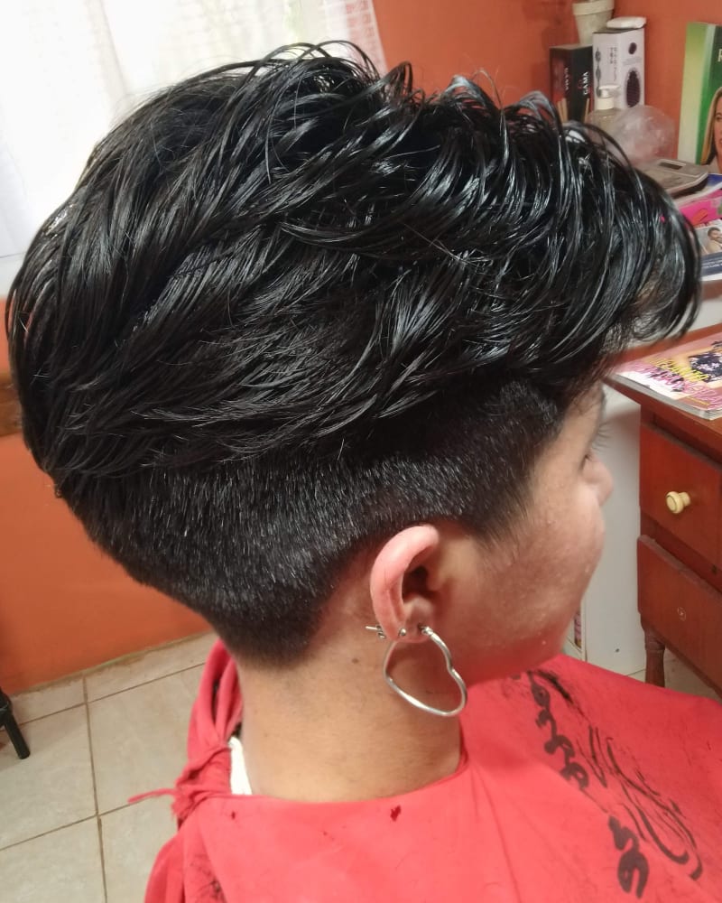 Corte degradado bajo con volumen en la cima