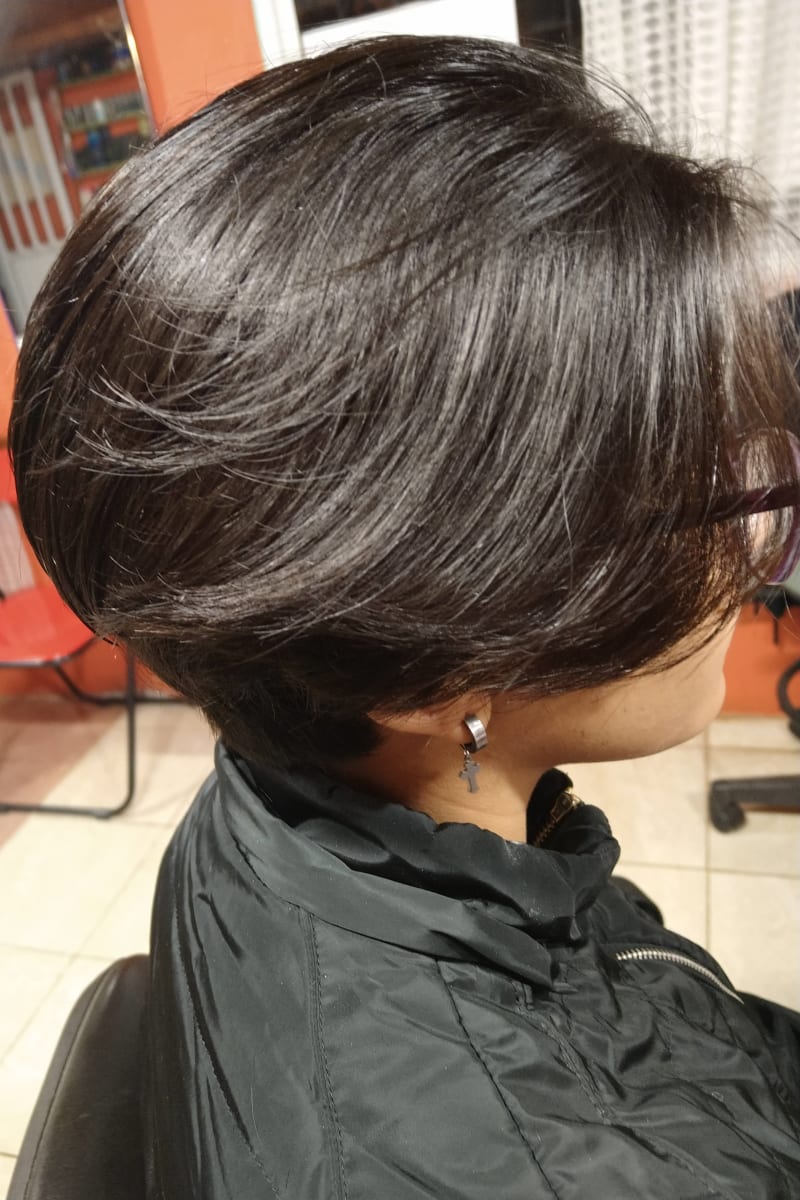 Corte Bob corto con volumen y movimiento