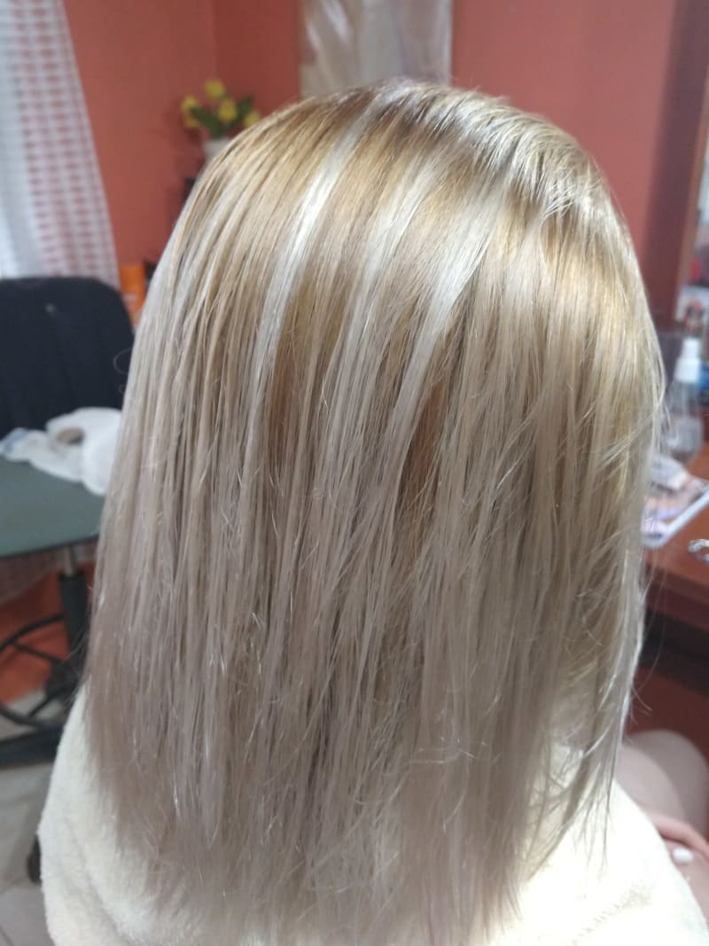 Coloración rubio beige perlado en melena media