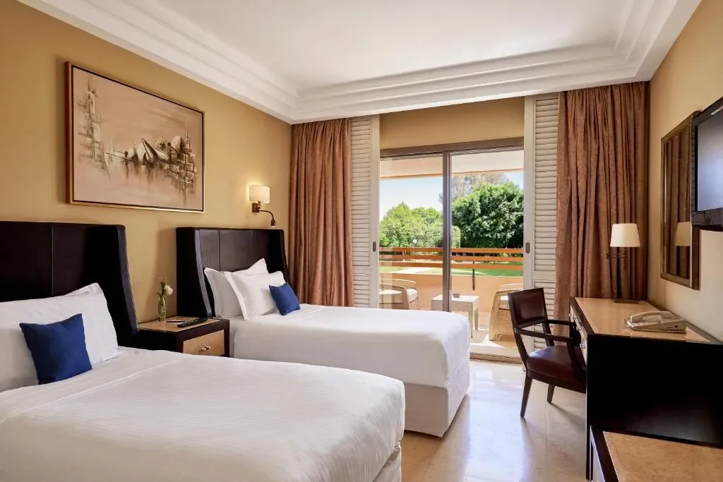 Zweibettzimmer mit Stadtblick