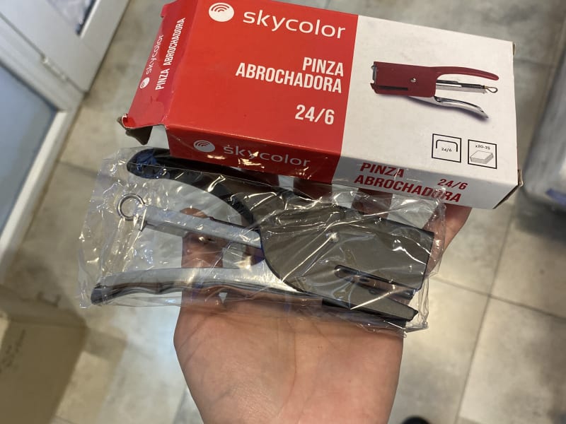 ABROCHADORA SKYCOLOR PINZA 24-6 26-6 P/25 HOJAS
