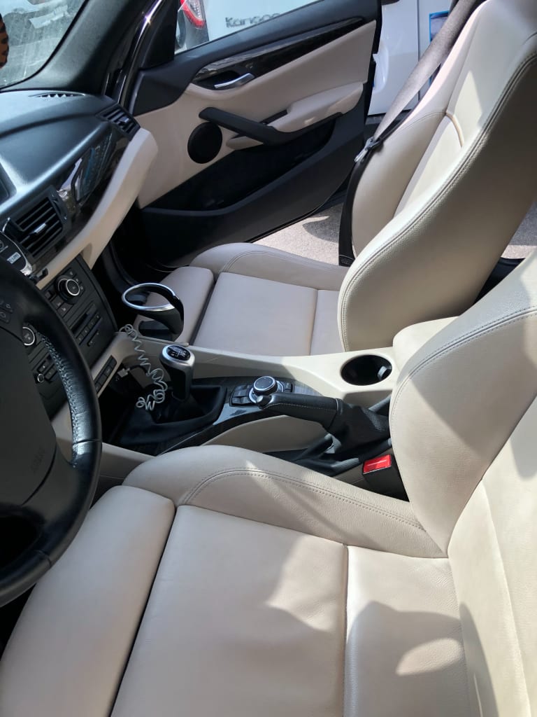 Intérieur avant cuir nettoyer à la vapeur
