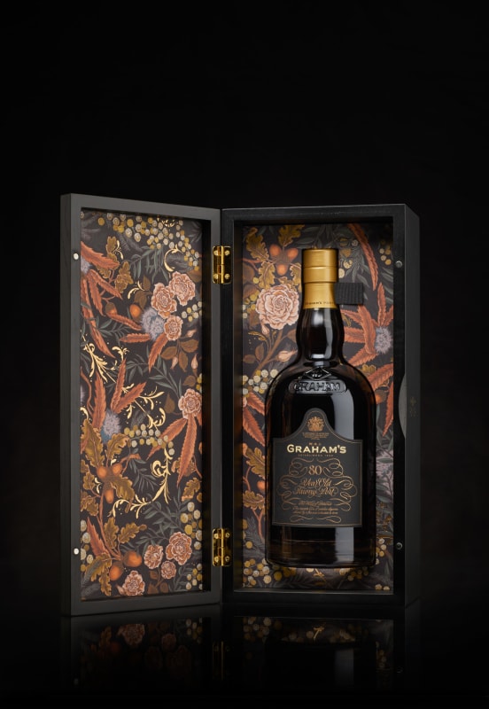 bouteille Graham's 80 Year Old Tawny à l'intérieur de son coffret en bois illustré