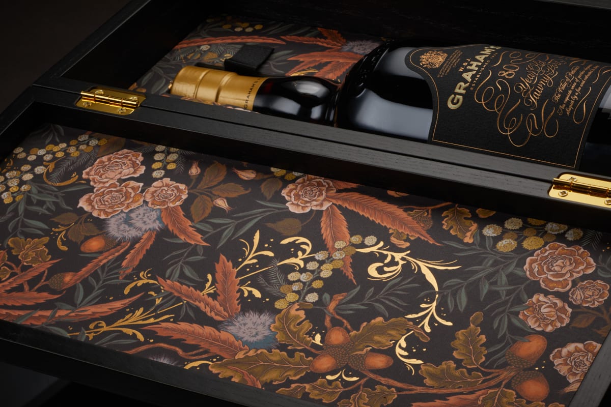 bouteilles Graham's 80 Year Old Tawny nichées dans le coffret en bois illustré