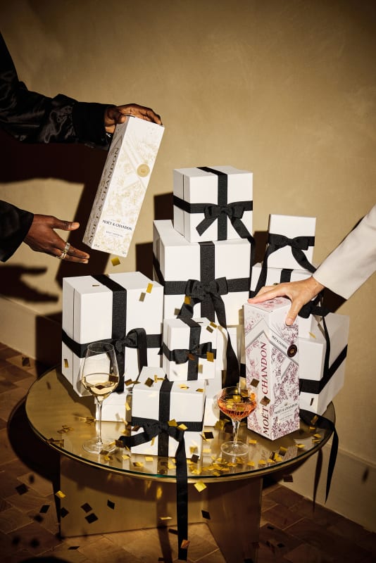 coffrets cadeaux illustrés Moët & Chandon disposés sur une table