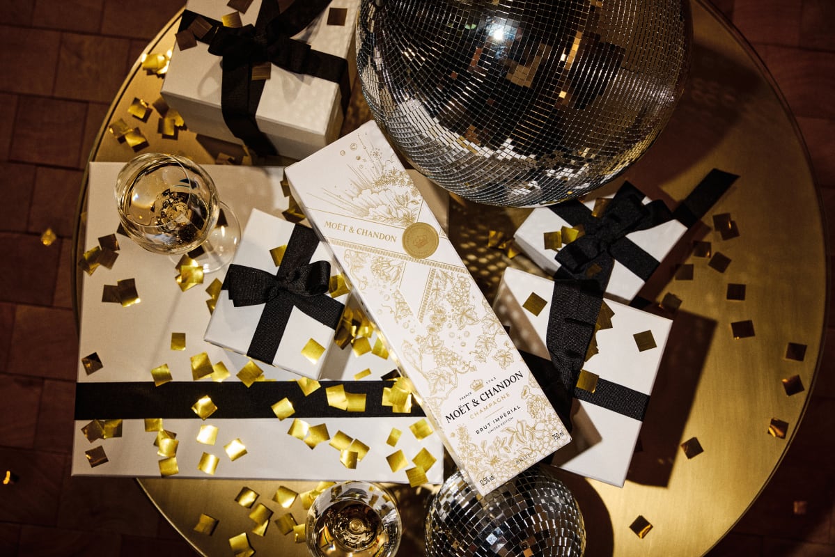 mise en scène festive Moët & Chandon avec coffrets illustrés et boule à facettes