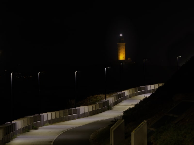 Torre de Hércules desde el paseo hacia el portiño