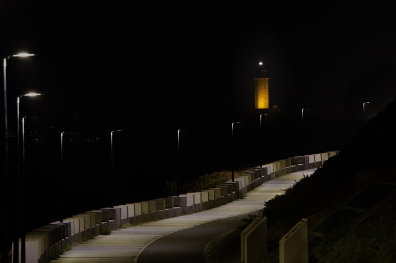 Torre de Hércules desde el paseo hacia el portiño