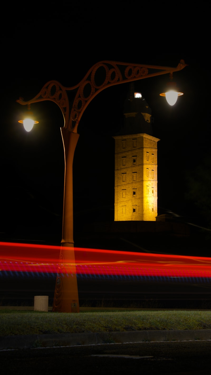 Torre de Hércules bajo farola coruñesa