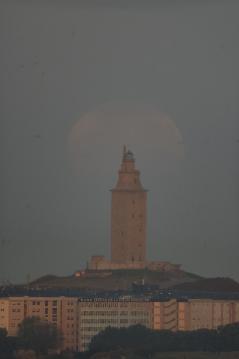Luna tras Torre de Hércules