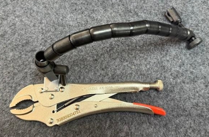 Support arm, dial gauge