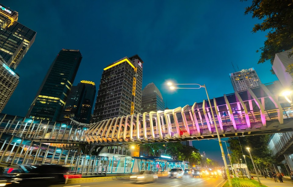 Pemandangan kawasan perkotaan Jakarta Barat dengan gedung-gedung dan jalan raya