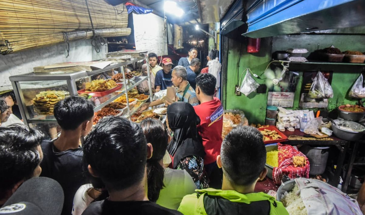 Suasana pagi Jakarta — warung Nasi Uduk menjadi bagian dari keseharian