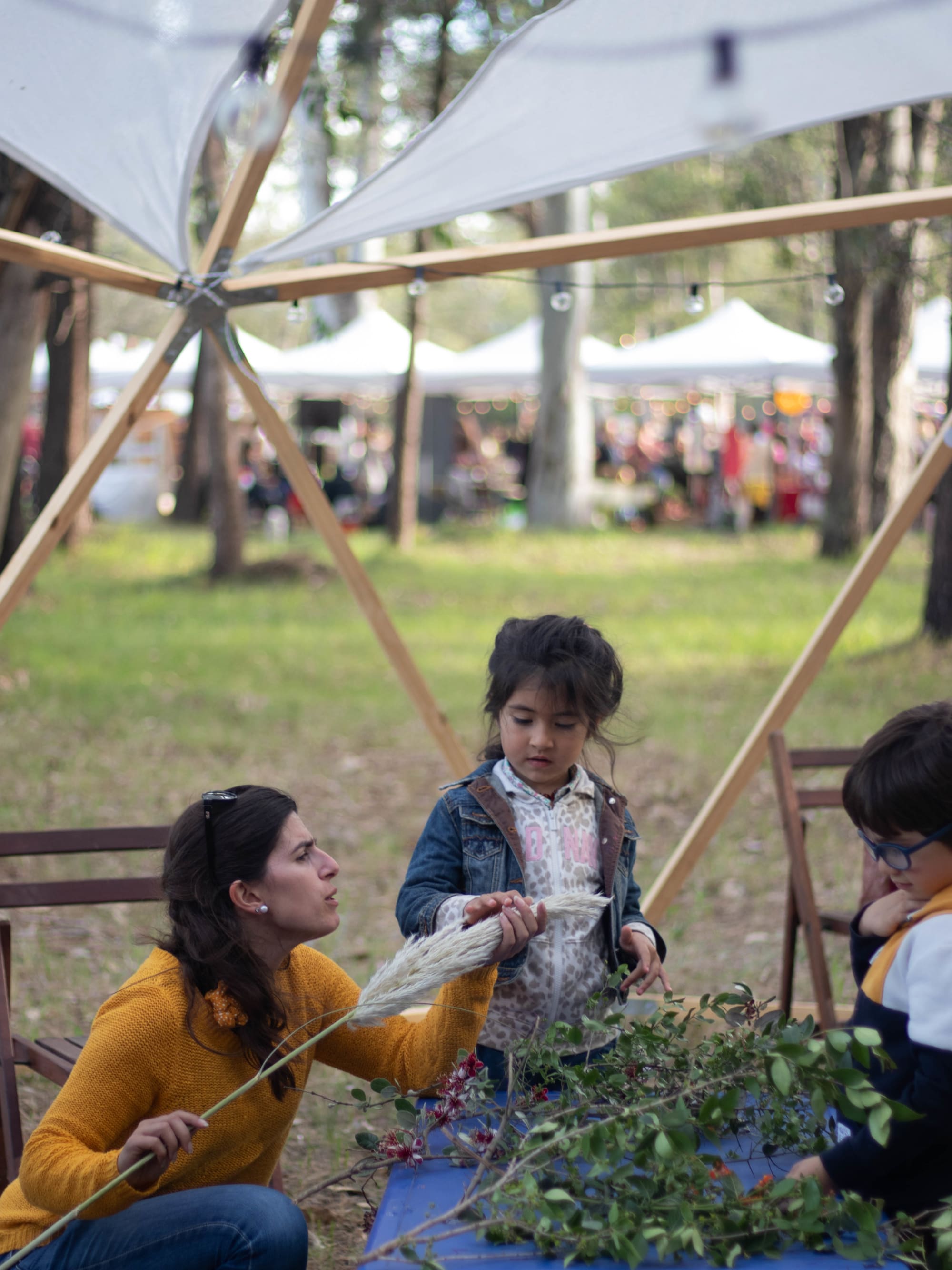 Taller olfativo de plantas nativas con niños y adultos
