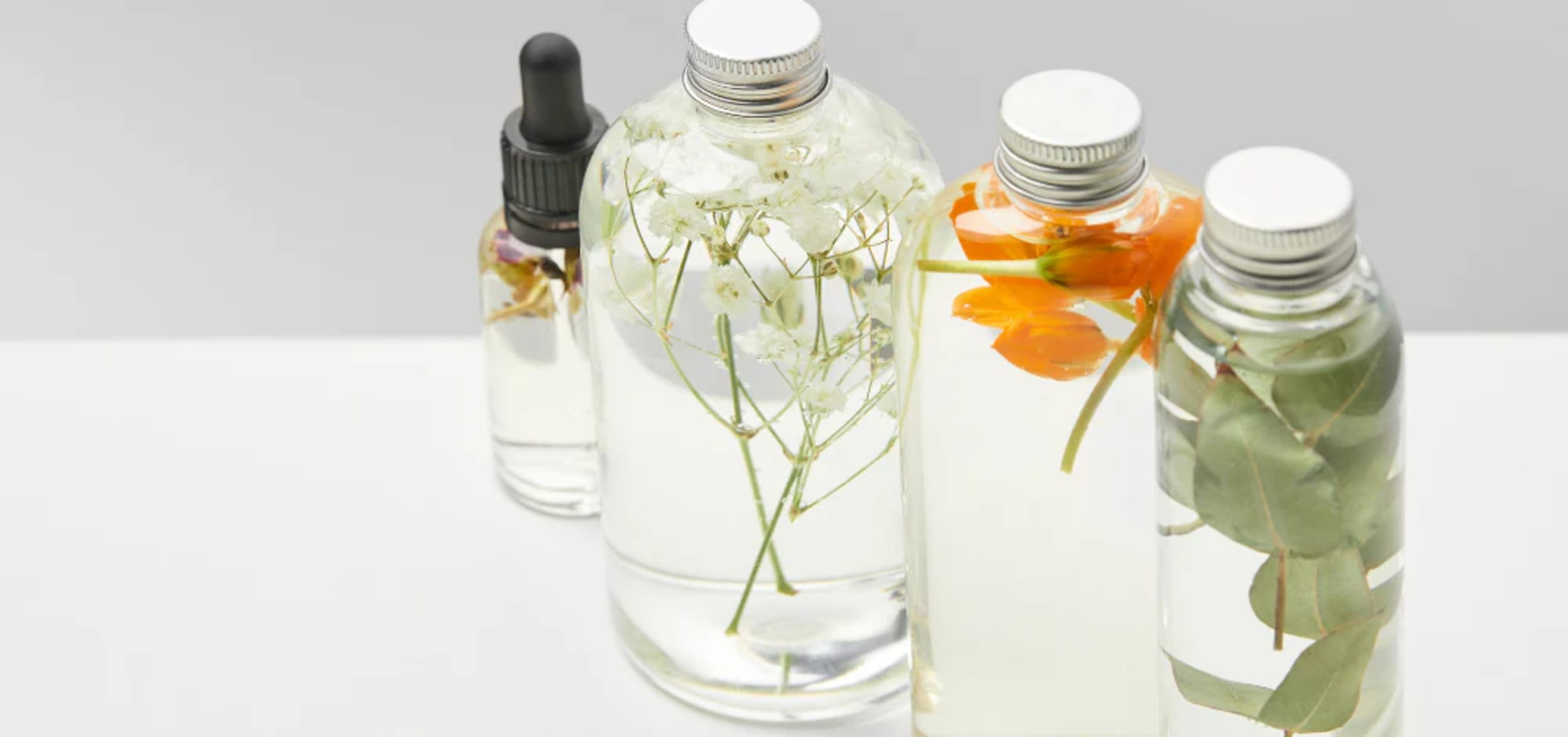 Botella de hidrolato sobre fondo natural