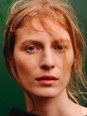 Julia Nobis — model headshot