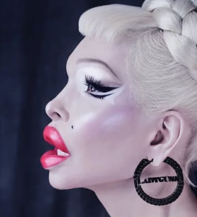 amanda-lepore-the-art-of-being-unapologetically-glamorous-6.jpg
